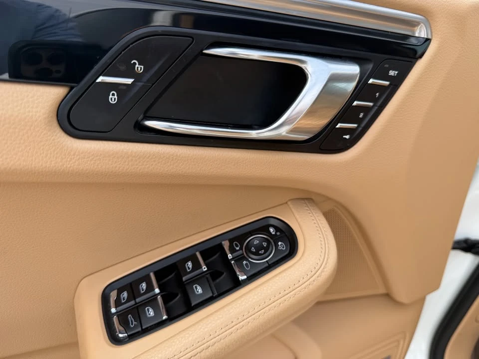2017 Porsche Macan - Image 8 of 19