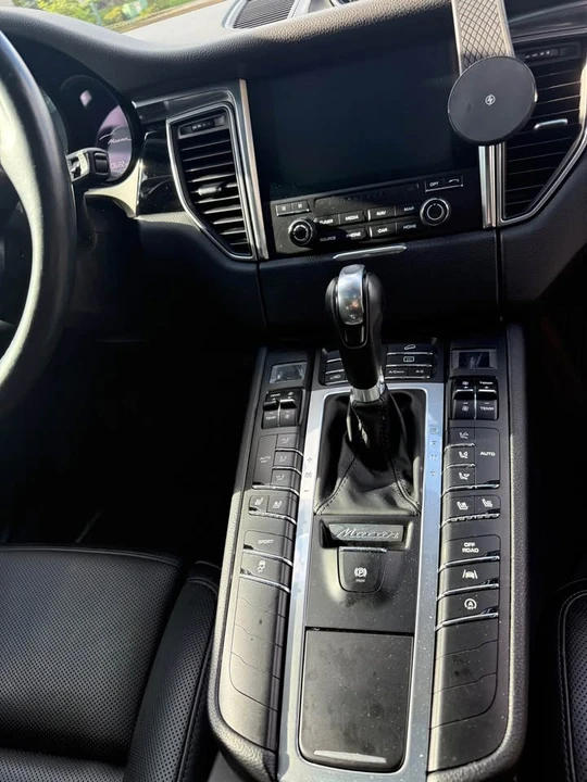 2017 Porsche Macan - Image 8 of 11