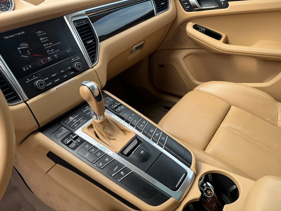 2017 Porsche Macan - Image 16 of 19