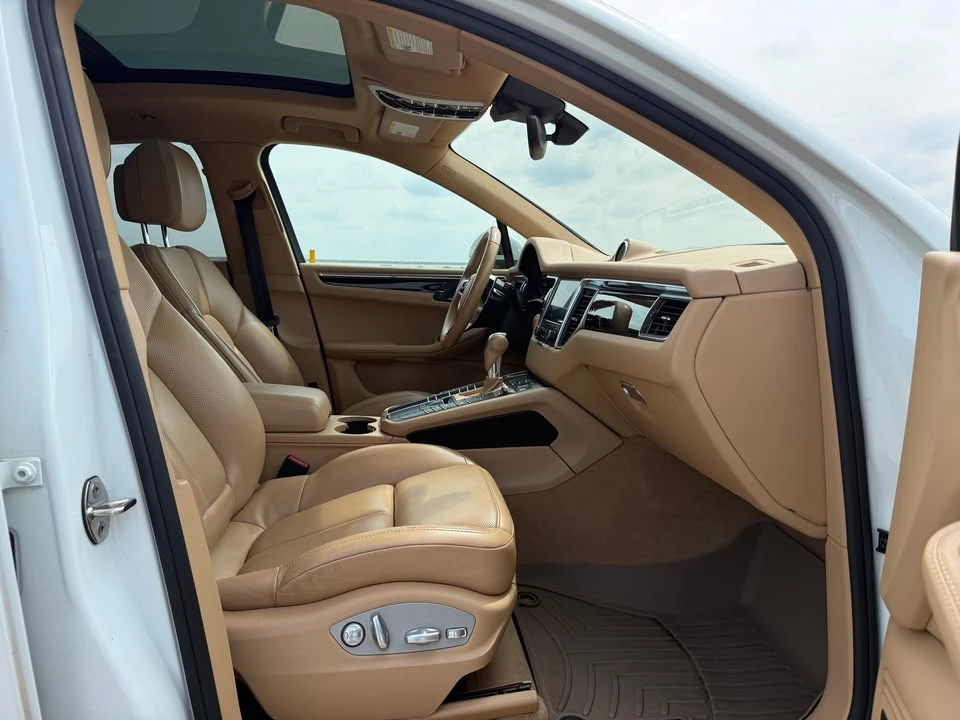 2017 Porsche Macan - Image 12 of 19