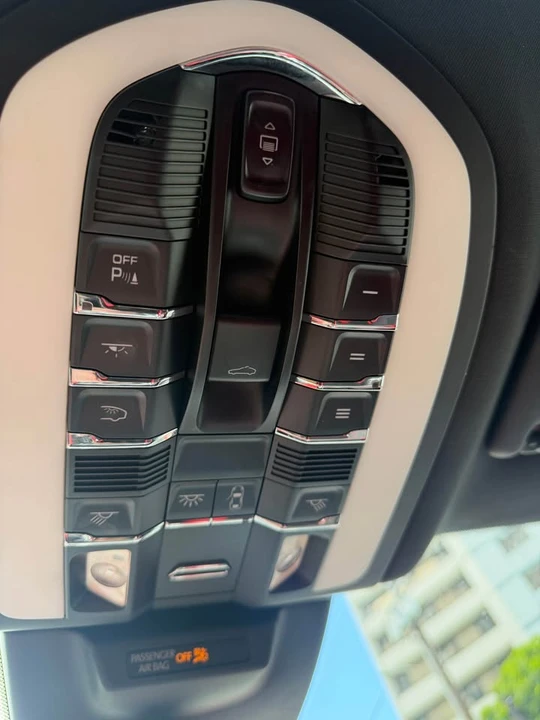 2017 Porsche Macan - Image 16 of 19