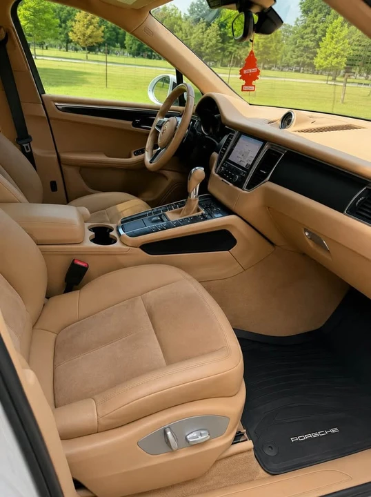 2017 Porsche Macan - Image 16 of 20