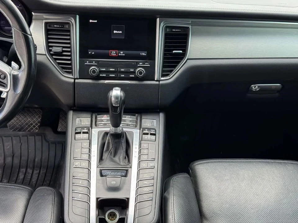 2017 Porsche Macan - Image 7 of 11