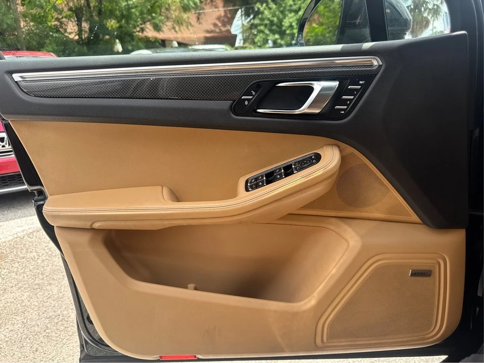 2017 Porsche Macan - Image 18 of 20