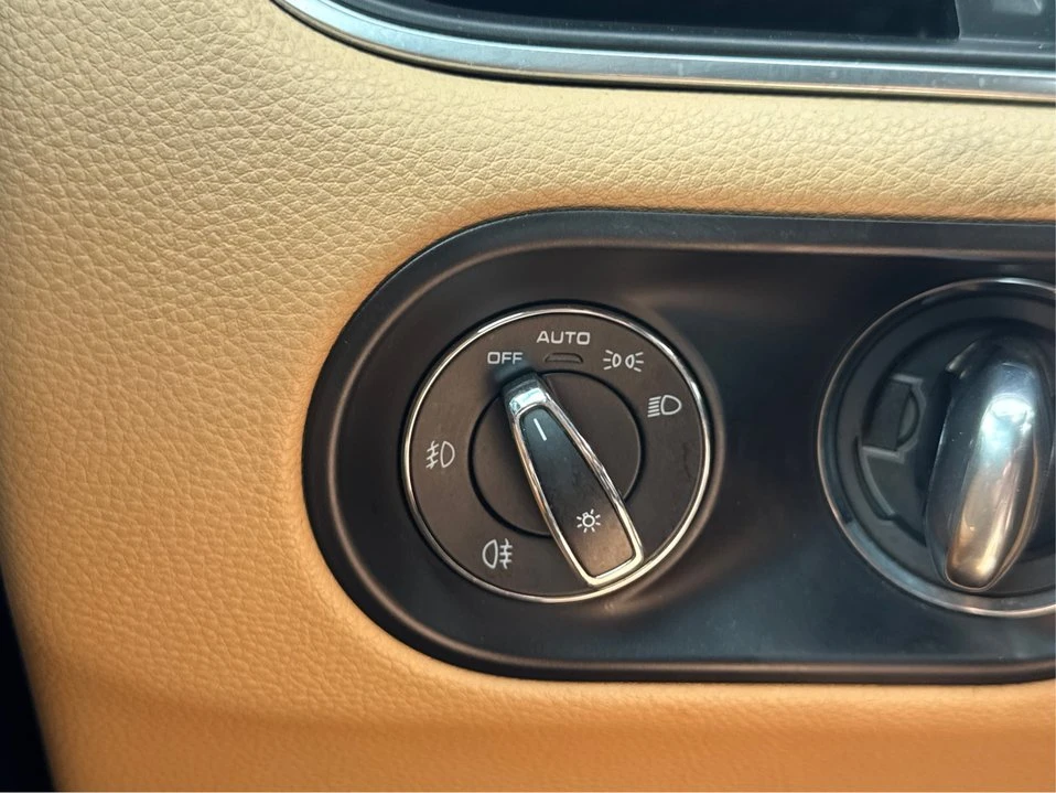 2017 Porsche Macan - Image 17 of 20