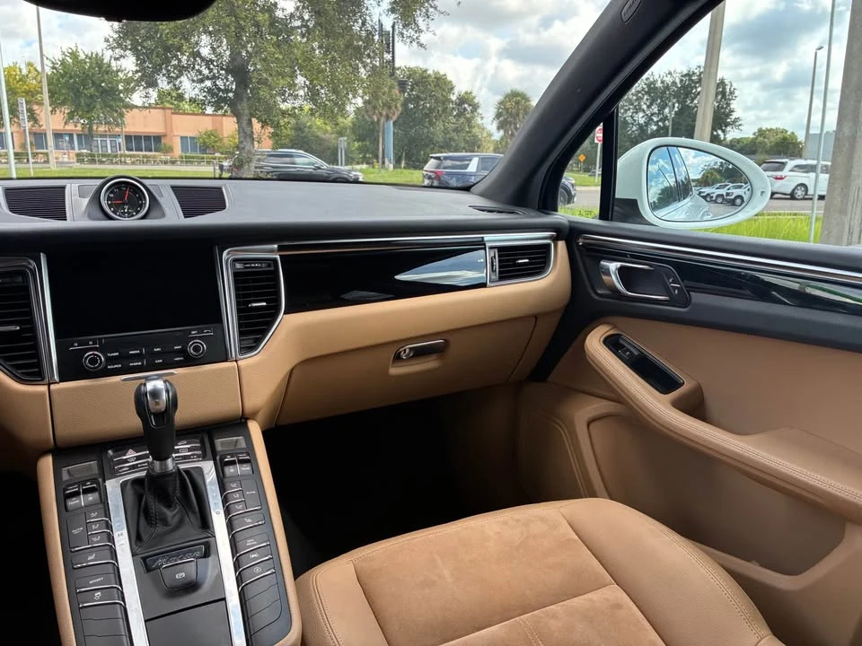 2017 Porsche Macan - Image 18 of 20