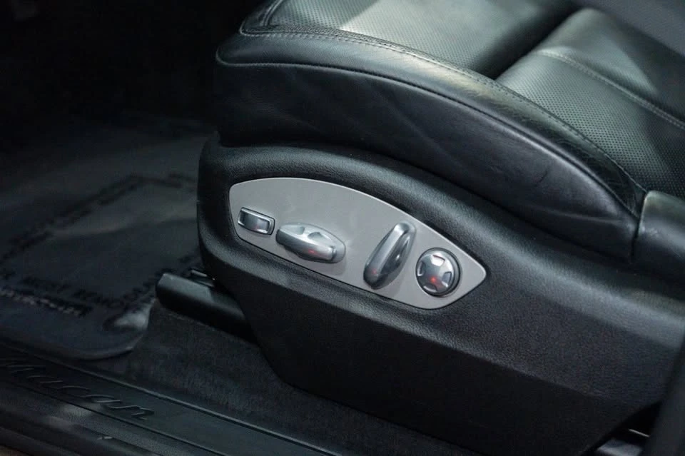2017 Porsche Macan - Image 18 of 20