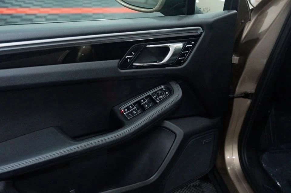 2017 Porsche Macan - Image 16 of 20