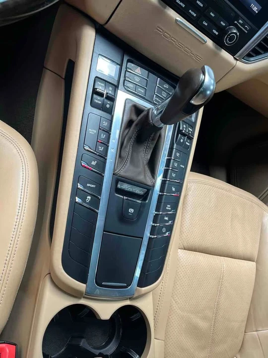 2017 Porsche Macan - Image 15 of 20