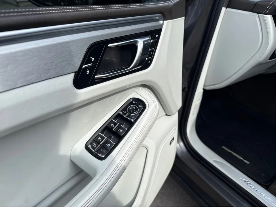 2017 Porsche Macan - Image 19 of 20
