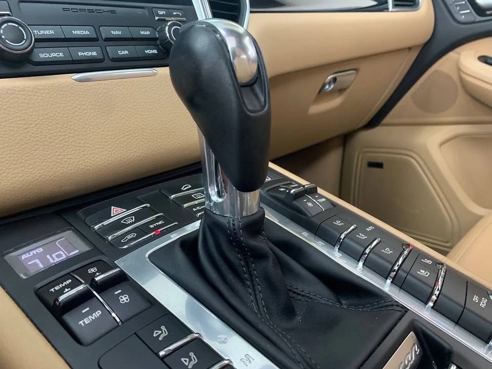 2017 Porsche Macan - Image 15 of 17