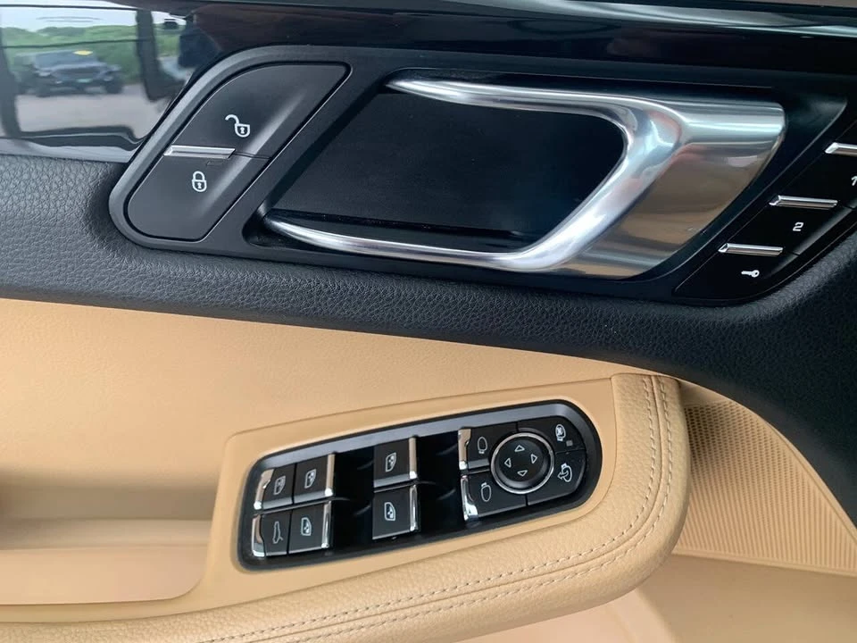 2017 Porsche Macan - Image 16 of 17
