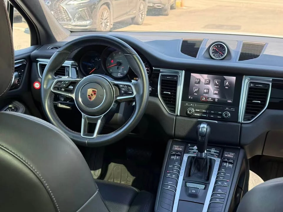 2017 Porsche Macan - Image 18 of 20