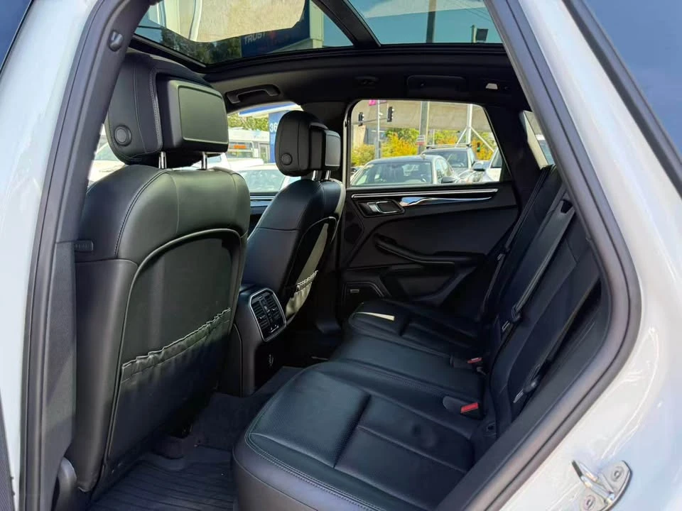 2017 Porsche Macan - Image 10 of 20
