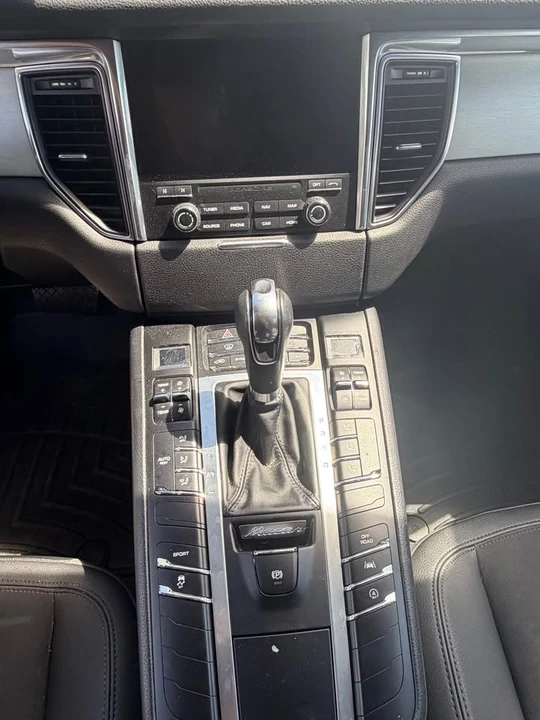 2017 Porsche Macan - Image 6 of 8