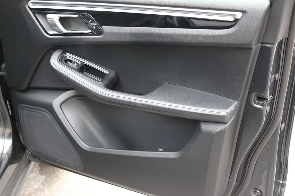 2017 Porsche Macan - Image 15 of 20