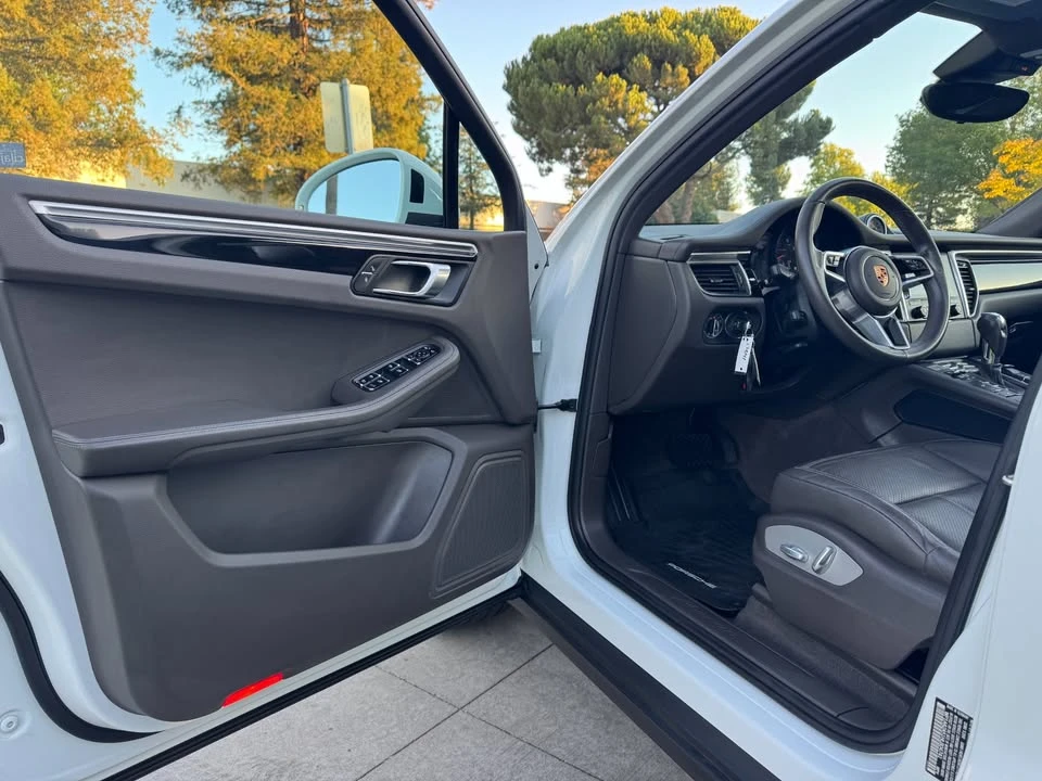 2017 Porsche Macan - Image 9 of 20