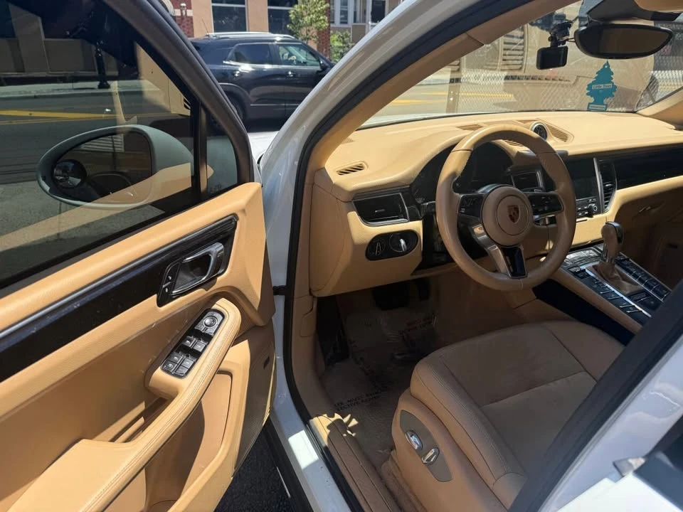 2017 Porsche Macan - Image 9 of 18