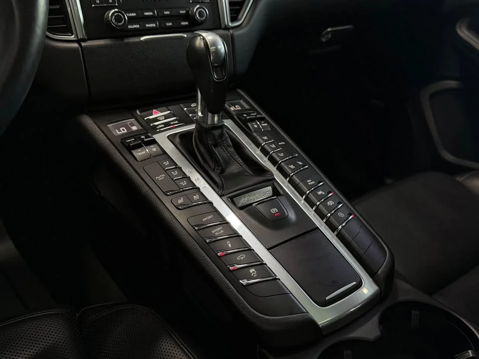 2017 Porsche Macan - Image 9 of 16