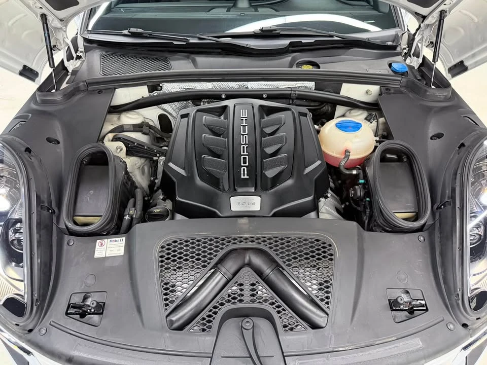 2017 Porsche Macan - Image 11 of 16