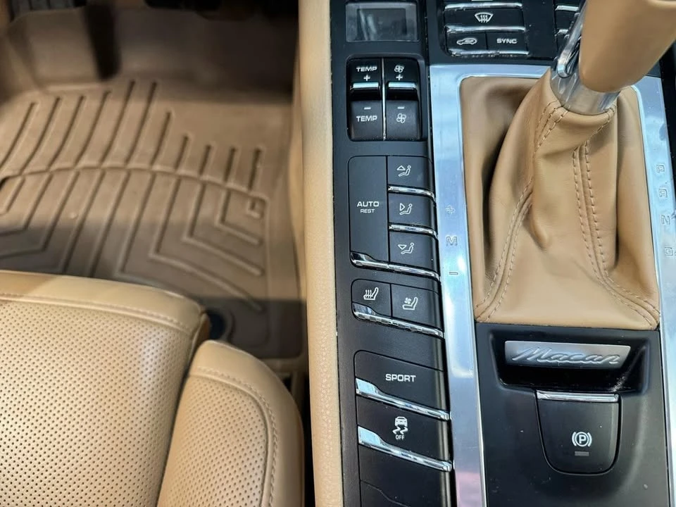 2017 Porsche Macan - Image 18 of 20