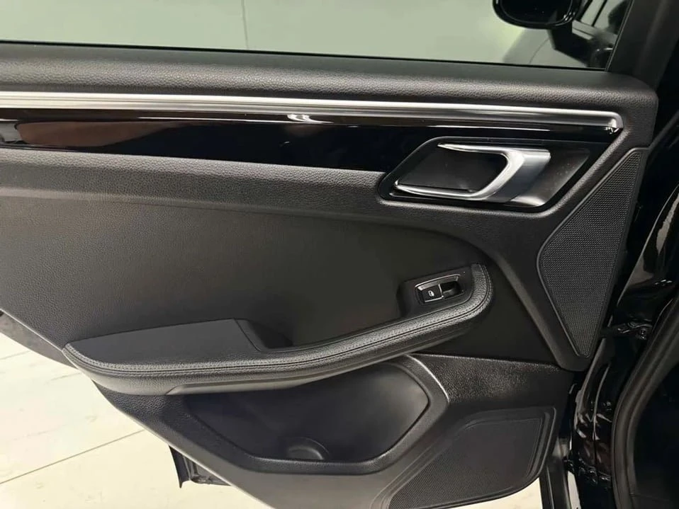 2017 Porsche Macan - Image 17 of 20