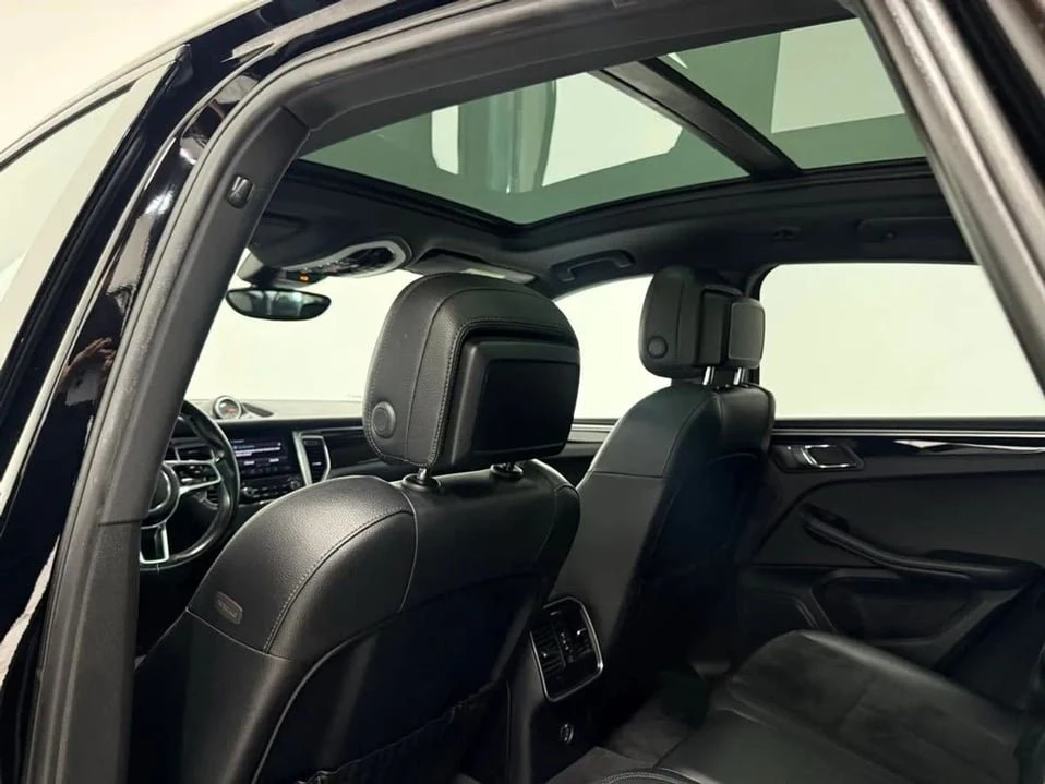 2017 Porsche Macan - Image 18 of 20