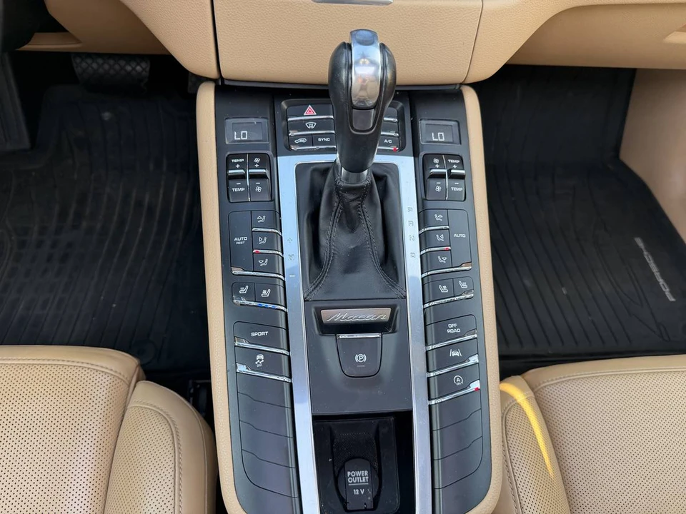 2017 Porsche Macan S - Image 15 of 24