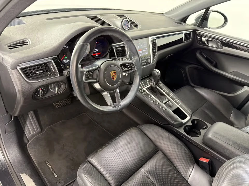 2017 Porsche Macan - Image 27 of 31