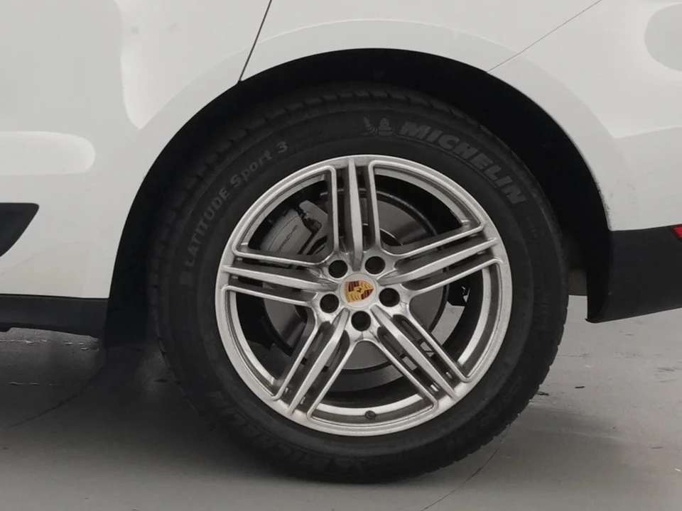 2017 Porsche Macan S - Image 18 of 31