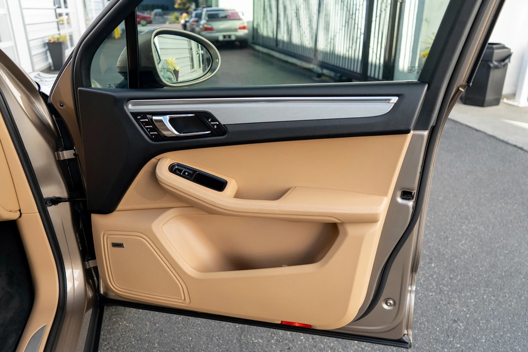2017 Porsche Macan S - Image 24 of 31