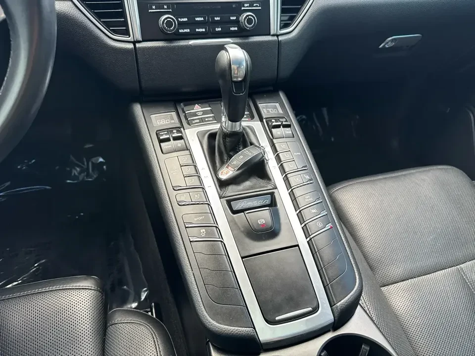 2017 Porsche Macan - Image 16 of 18