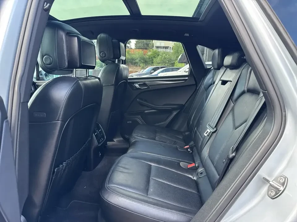 2017 Porsche Macan - Image 8 of 18