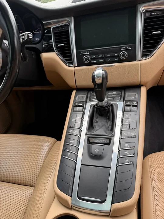 2017 Porsche Macan Turbo - Image 15 of 20