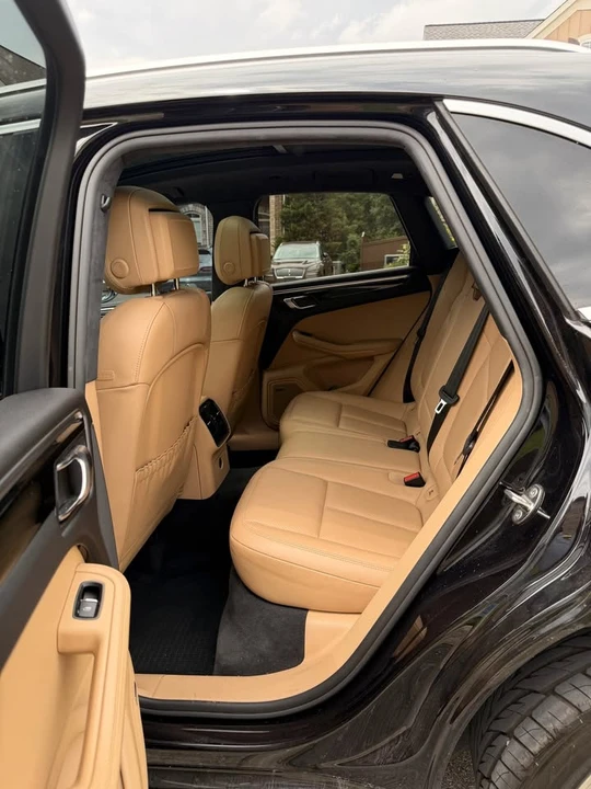 2017 Porsche Macan Turbo - Image 18 of 20