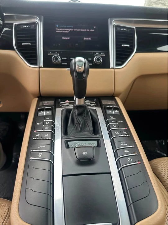 2017 Porsche Macan - Image 6 of 10