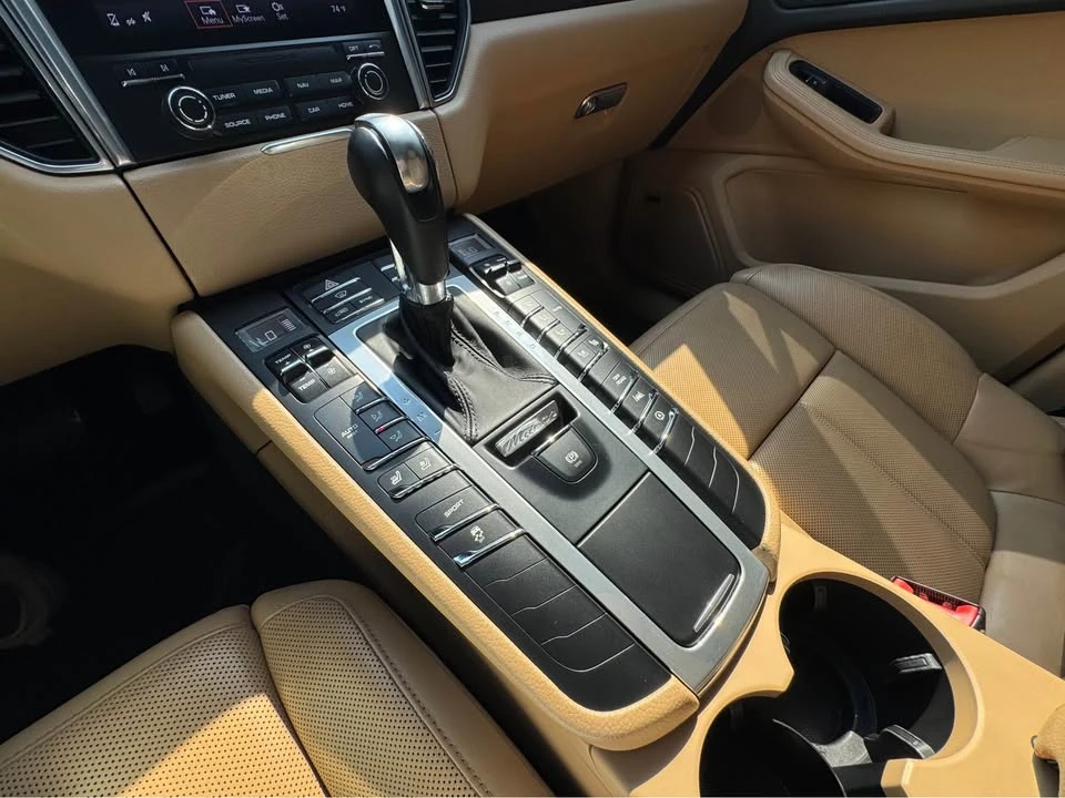 2017 Porsche Macan - Image 16 of 20