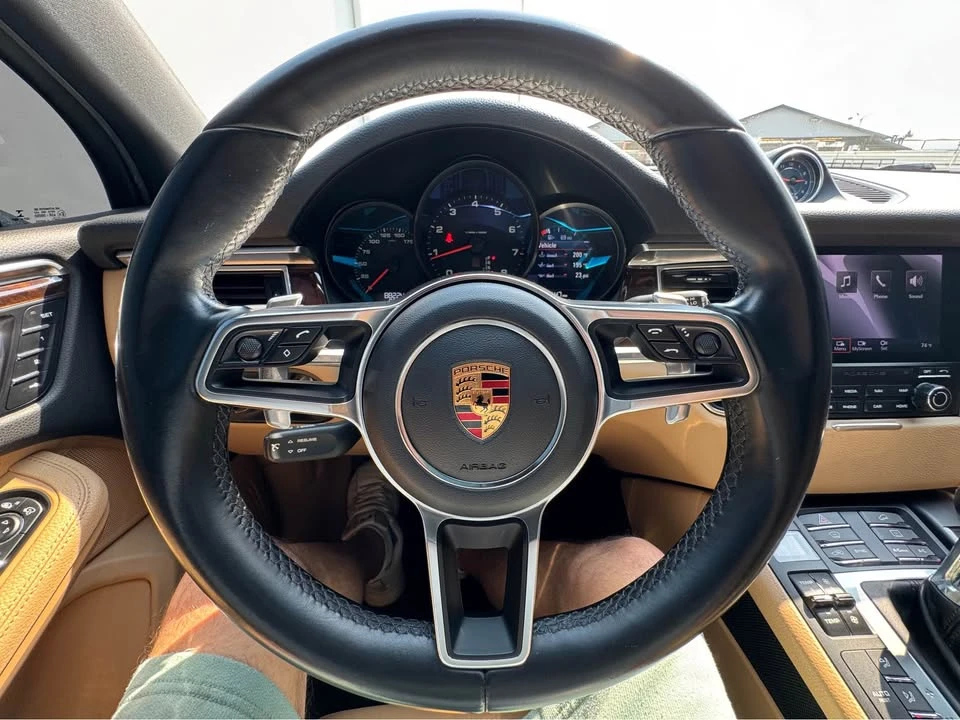 2017 Porsche Macan - Image 18 of 20