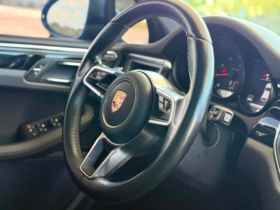 2017 Porsche Macan - Image 15 of 17