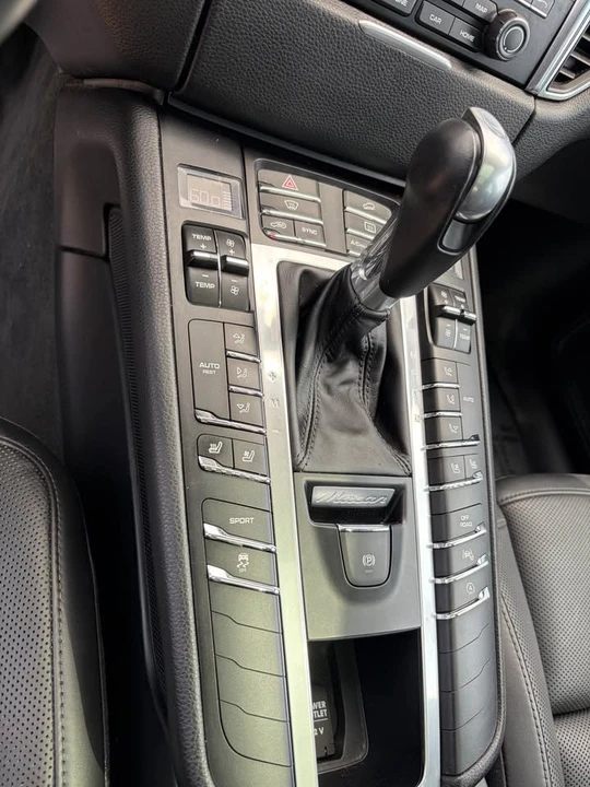 2017 Porsche Macan - Image 8 of 12