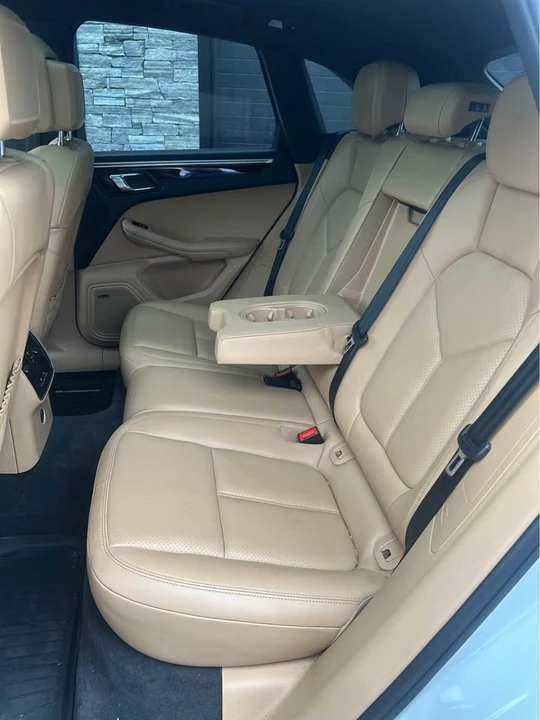 2017 Porsche Macan - Image 18 of 20