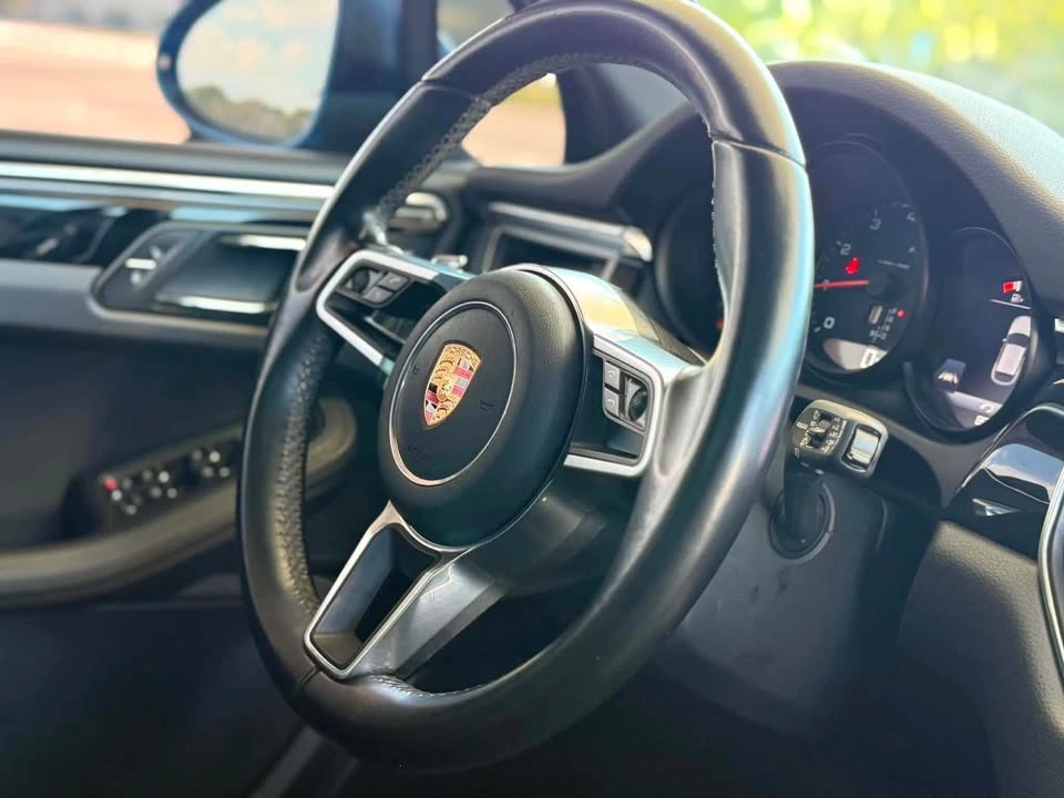 2017 Porsche Macan - Image 15 of 17