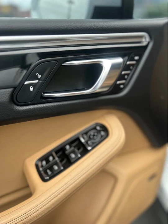 2017 Porsche Macan - Image 11 of 20