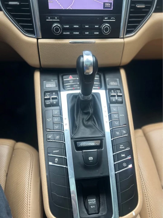 2017 Porsche Macan - Image 14 of 20