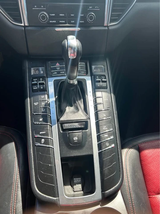 2017 Porsche Macan - Image 12 of 14