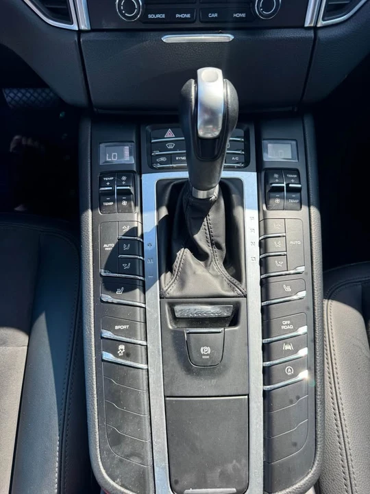 2017 Porsche Macan - Image 12 of 14