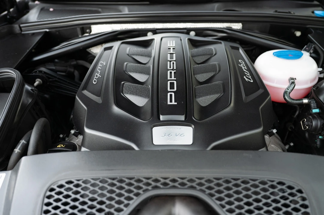 2017 Porsche Macan Turbo - Image 24 of 31