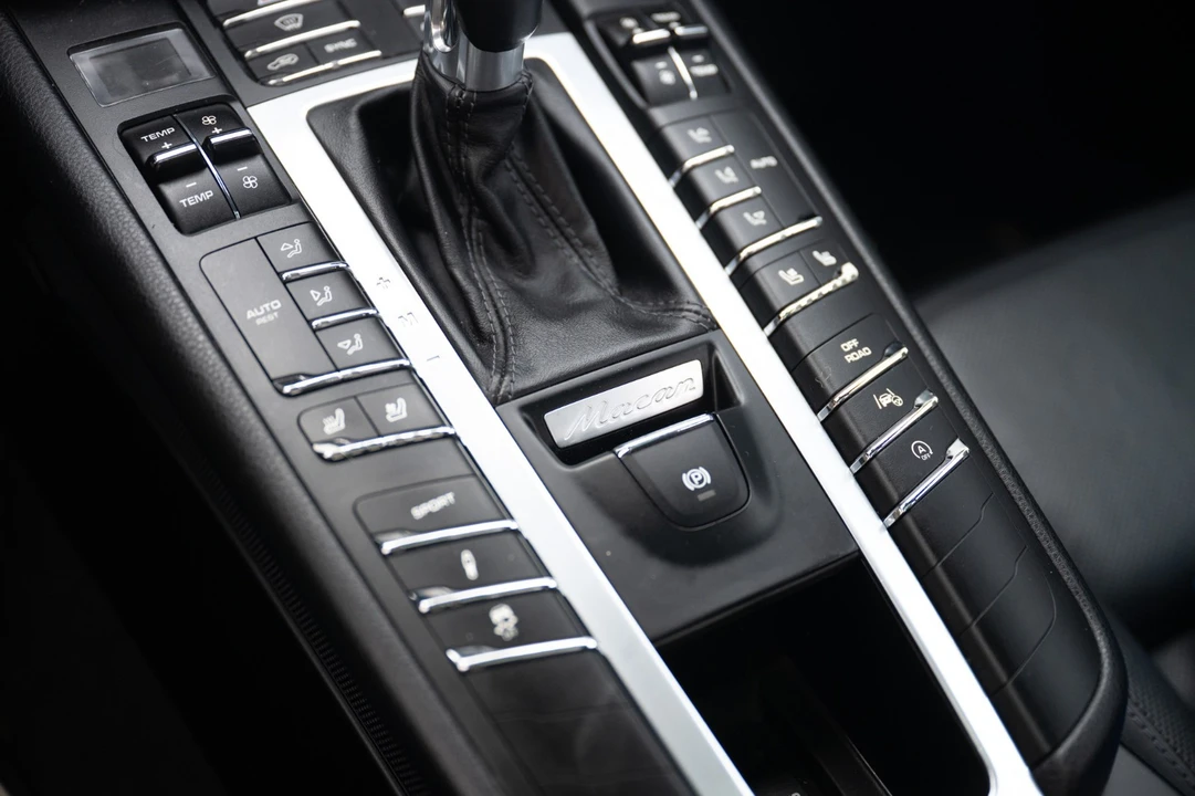 2017 Porsche Macan Turbo - Image 28 of 31