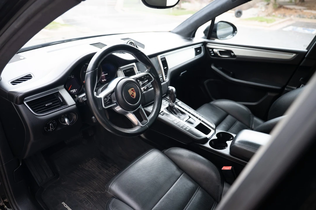 2017 Porsche Macan Turbo - Image 26 of 31