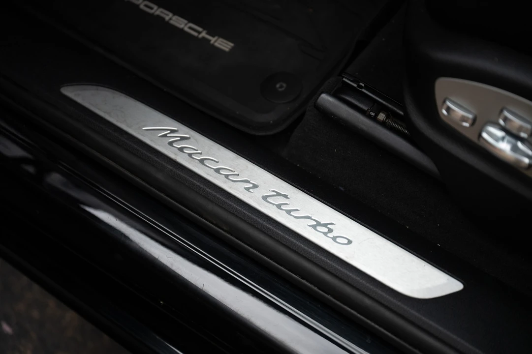 2017 Porsche Macan Turbo - Image 29 of 31